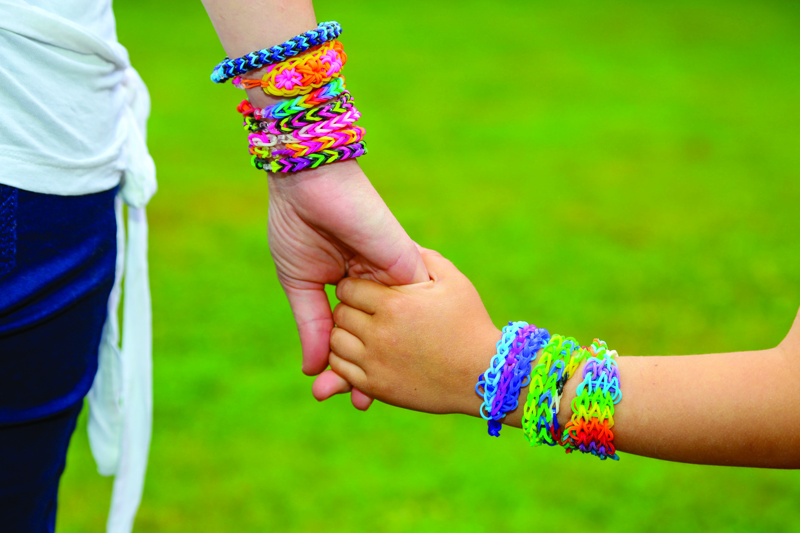 maman en enfant se tenant la main  (loom bands) 1